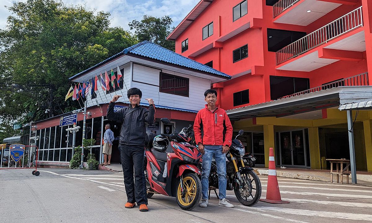 Two Vietnamese Men Complete 6,000km Motorbike Journey to Singapore - 1509047617