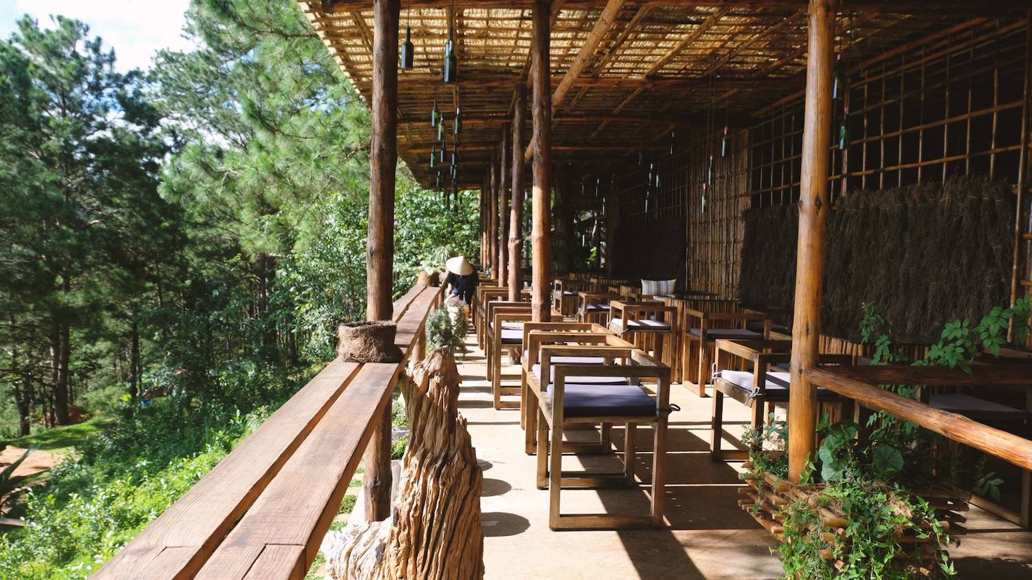 Lavenderdalat Coffee House - Coffee shop with a charming view of Tuyen Lam Lake that makes everyone fall in love in Da Lat 5