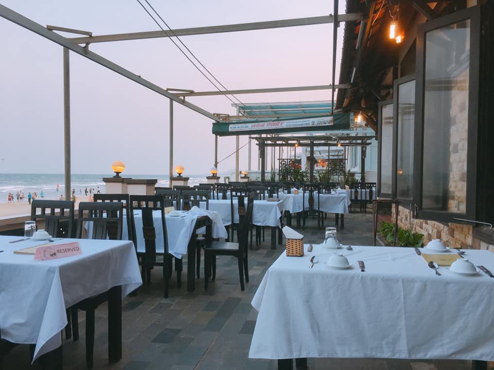 Blue Whale Restaurant Da Nang - Enjoy coastal flavors at a restaurant with a beautiful view in Da Nang 4