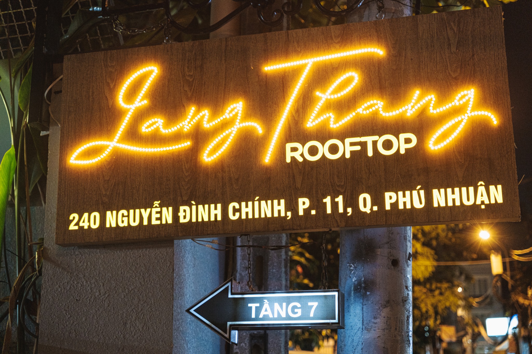 Come to Lang Thang Rooftop, immerse yourself in the chill sunset in the heart of Saigon 2