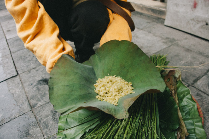 Hanoi sticky rice with green rice, a simple gift imbued with the soul of the capital's autumn 10