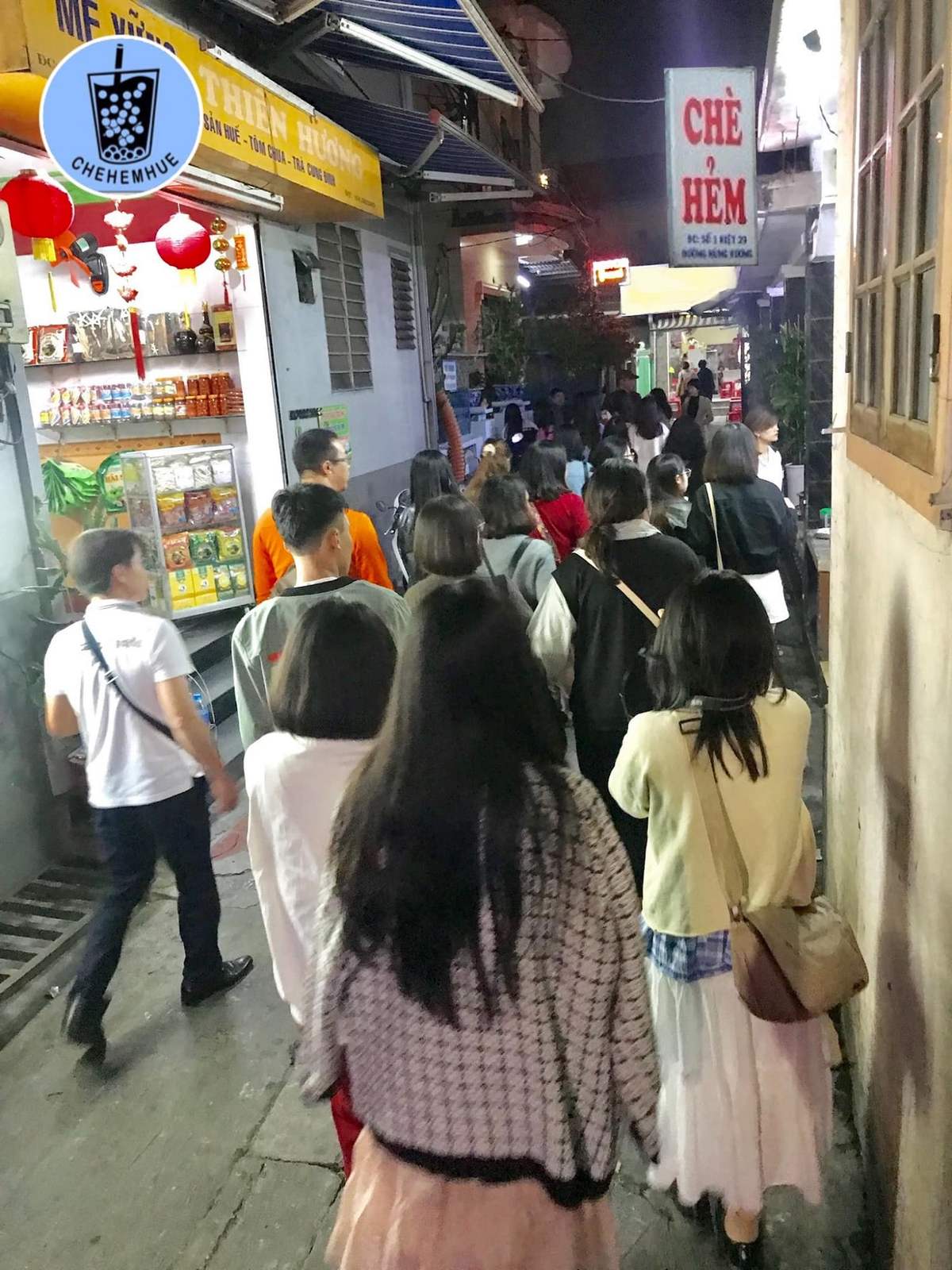 Hung Vuong Alley Tea - Heart-stopping sweetness from ordinary cups of tea in Hue 2