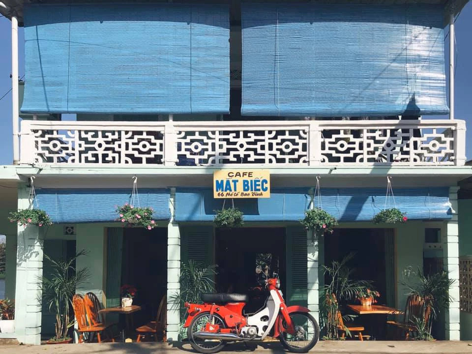 Go to Mat Biec coffee shop to see Holland's house 2