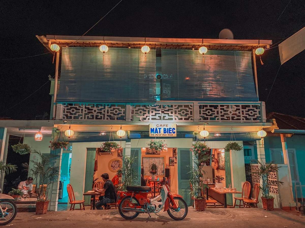 Go to Mat Biec coffee shop to see Holland 5's house