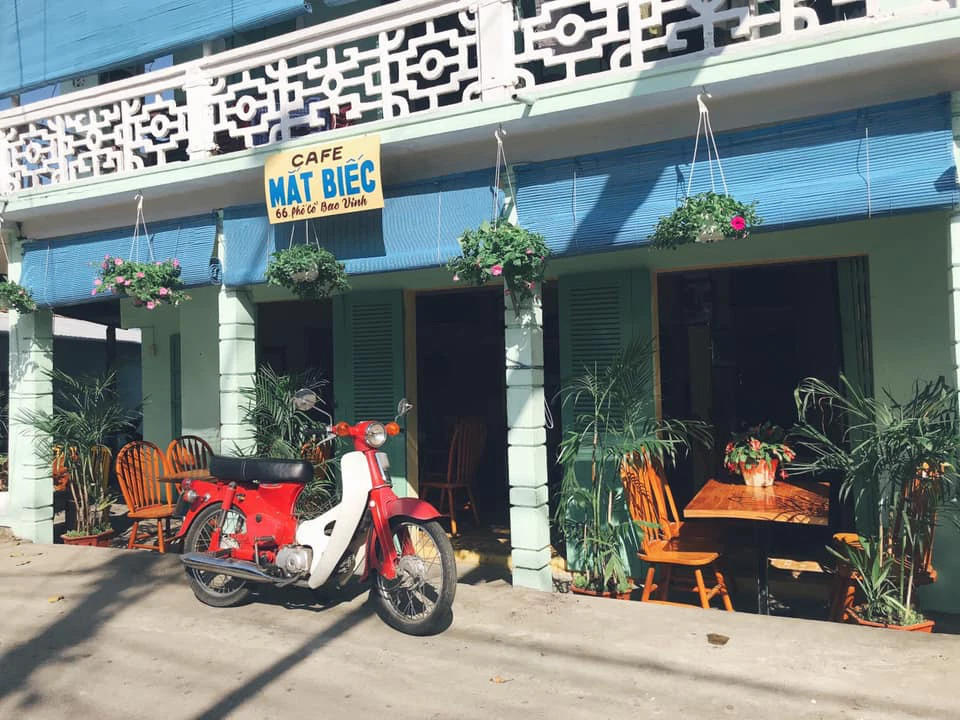 Go to Mat Biec coffee shop to see the house of Ha Lan 6