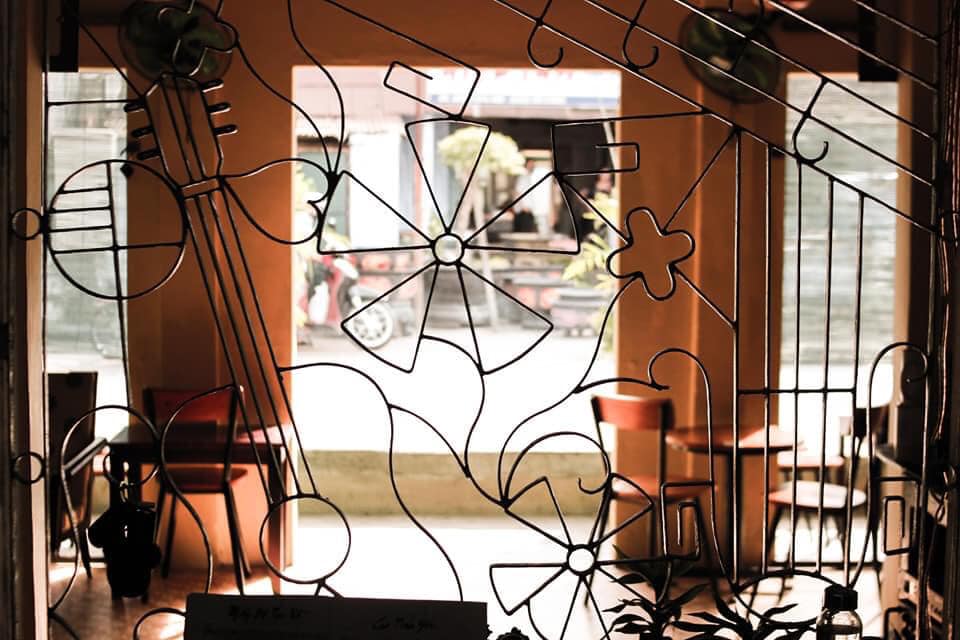 Go to Mat Biec coffee shop to see the house of Ha Lan 9