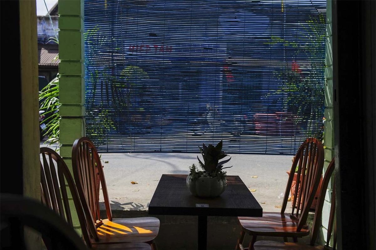 Go to Mat Biec coffee shop to see the house of Ha Lan 10