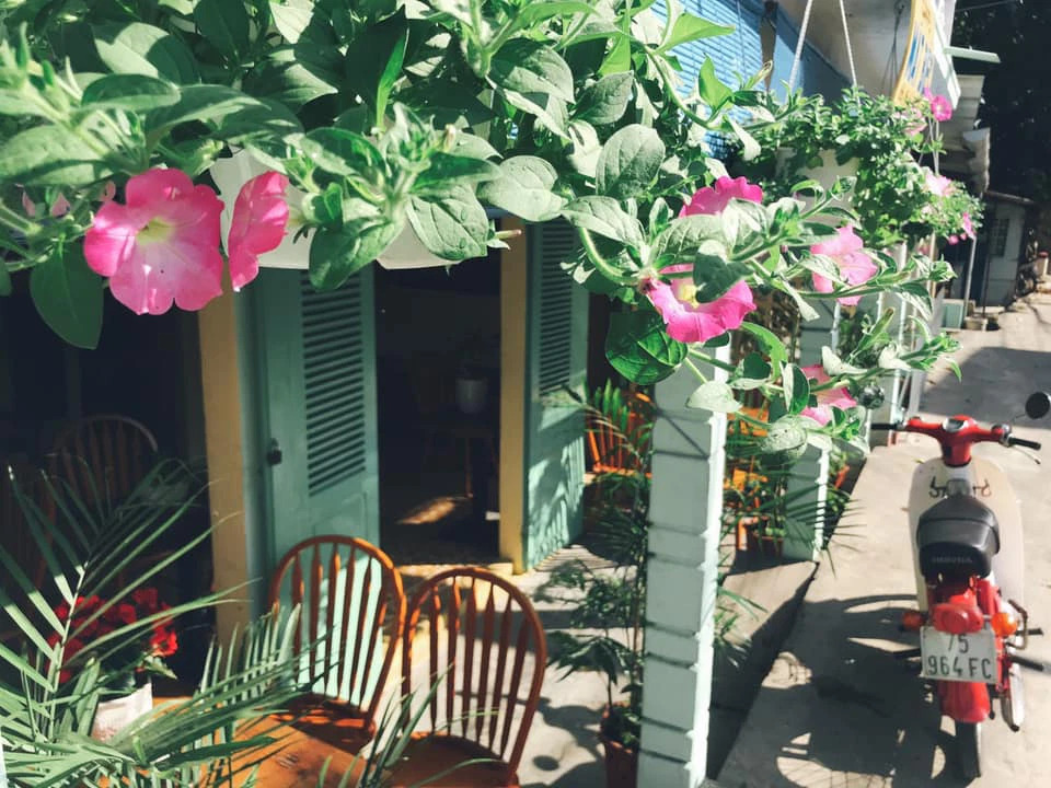 Go to Mat Biec coffee shop to see the house of Ha Lan 11
