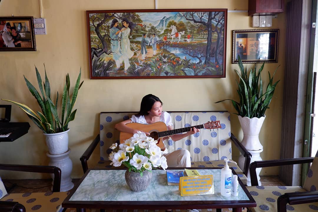 Go to Mat Biec coffee shop to see the house of Ha Lan 12