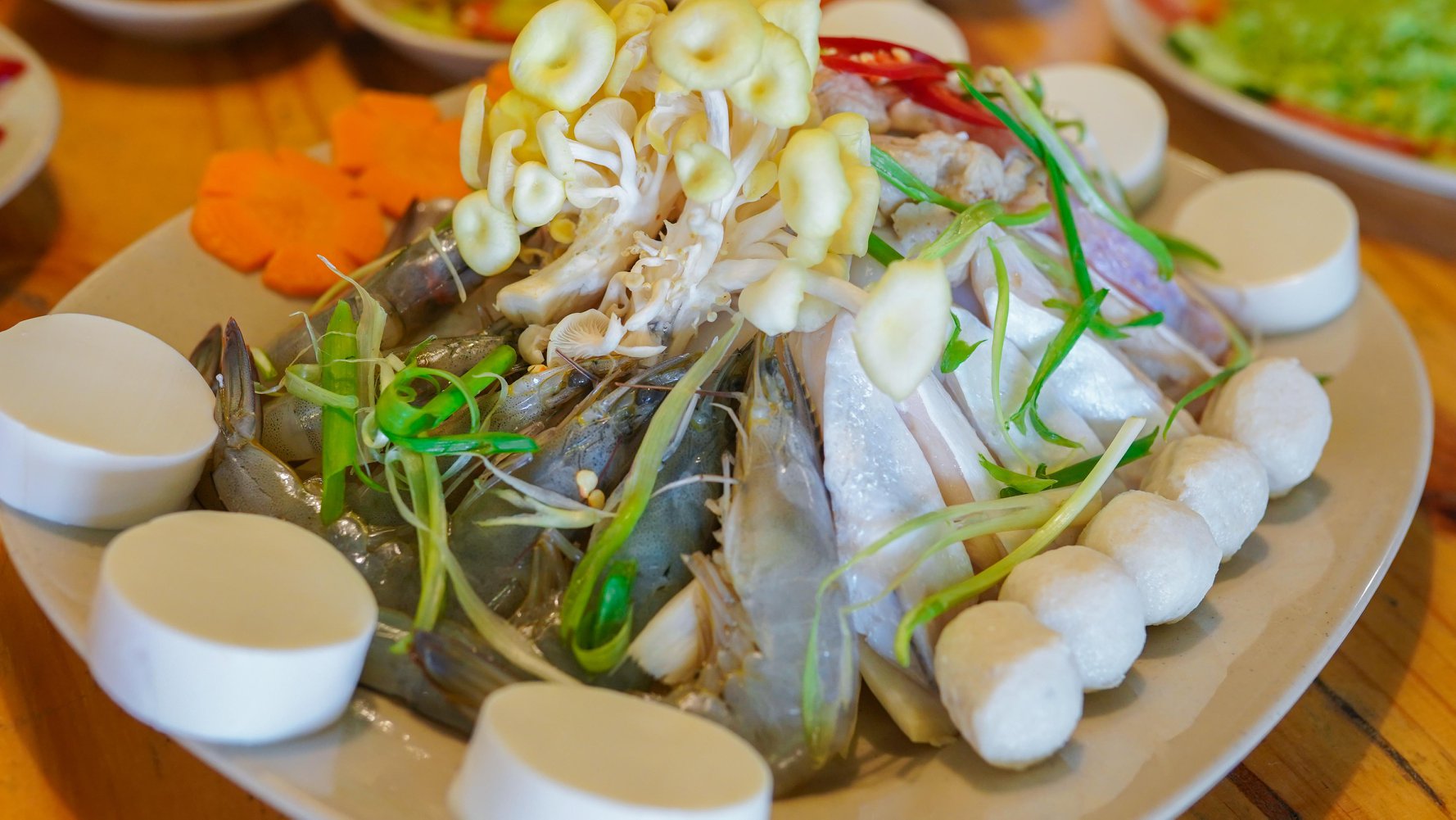 Discover fresh vegetable paradise at LEGUDA Dalat 10 vegetable buffet restaurant