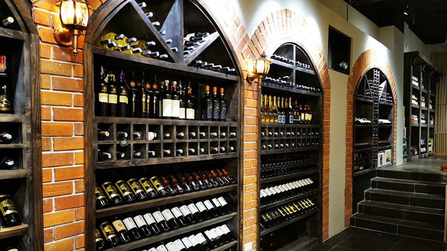 Khoruou Gourmet – European standard restaurant owns an impressive wine warehouse of 13