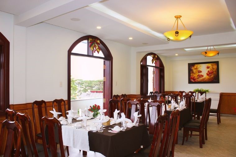 Nha Toi Restaurant - Immerse yourself in family-style cuisine 8