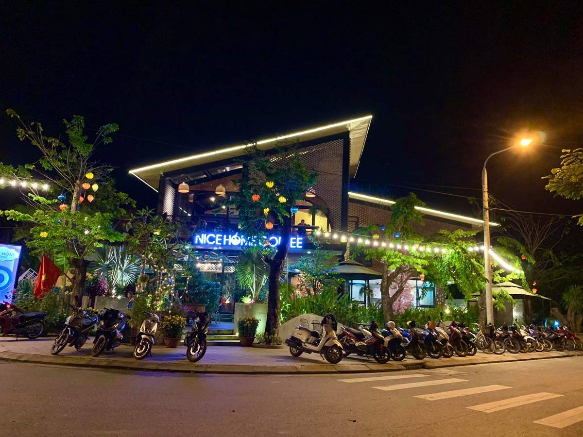 Nice Home Coffee - Café attracts young people with impressive space design 2