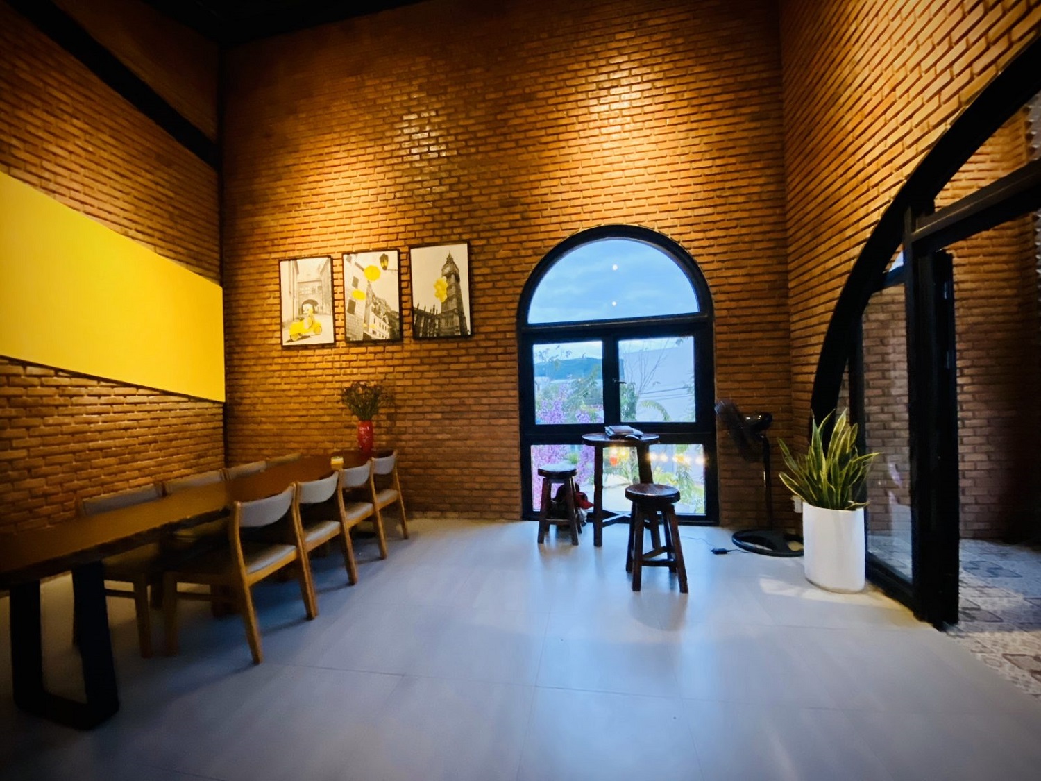 Nice Home Coffee - Café attracts young people with impressive space design 12