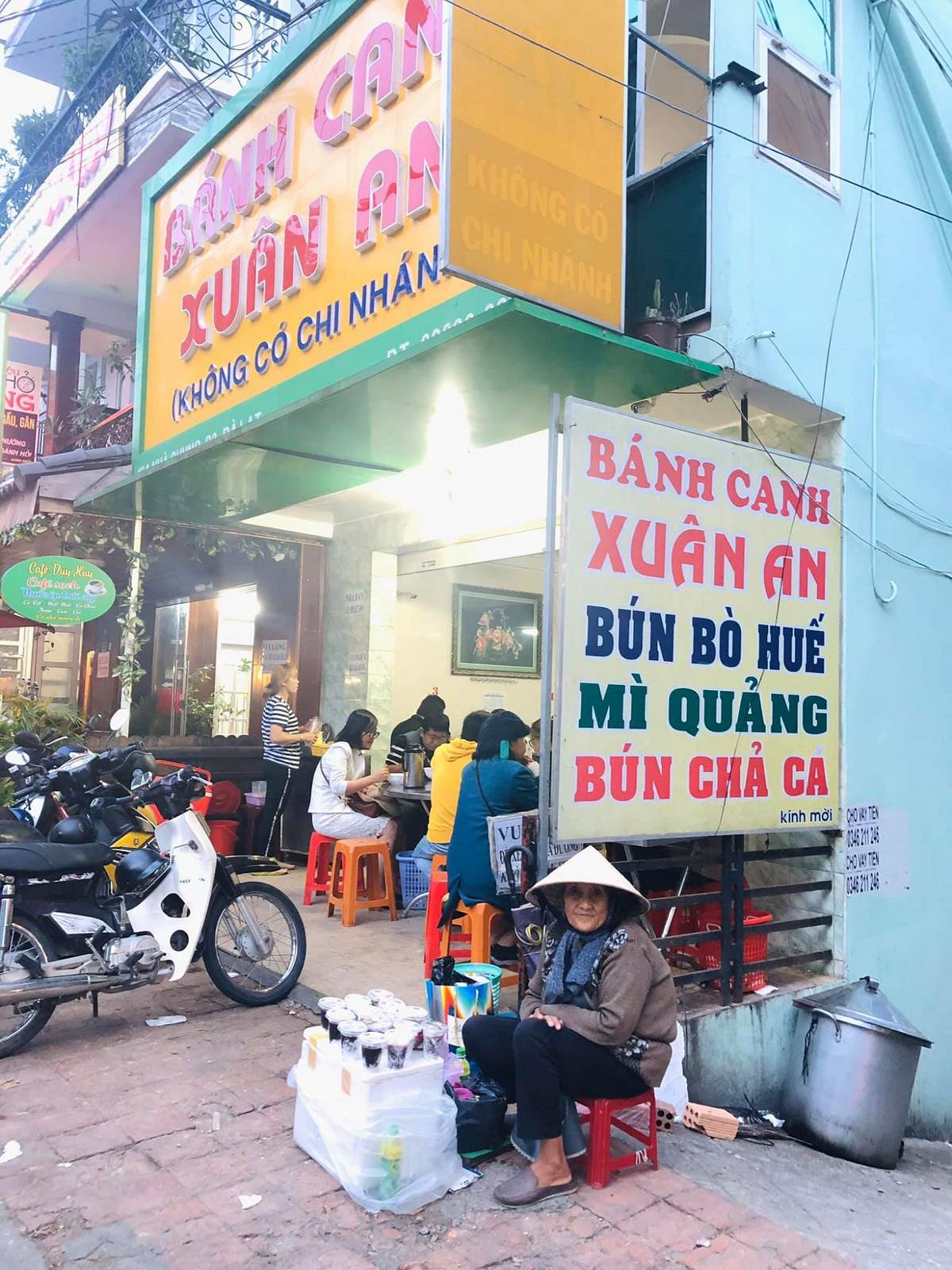 Black sticky rice yogurt shop on the sidewalk 10k – Super delicious, super cheap grandmother brand black sticky rice yogurt in Da Lat 2