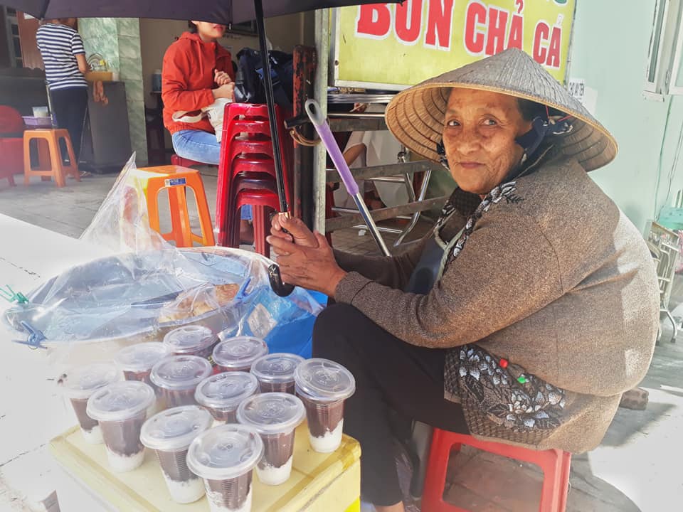Black sticky rice yogurt shop on the sidewalk 10k – Super delicious and cheap grandmother brand black sticky rice yogurt in Da Lat 3