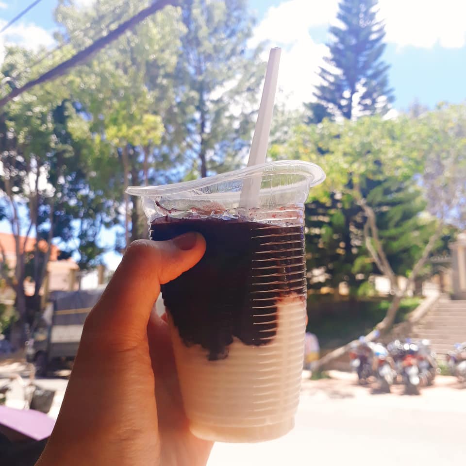 Black sticky rice yogurt shop on the sidewalk 10k – Super delicious and cheap grandmother brand black sticky rice yogurt in Da Lat 4