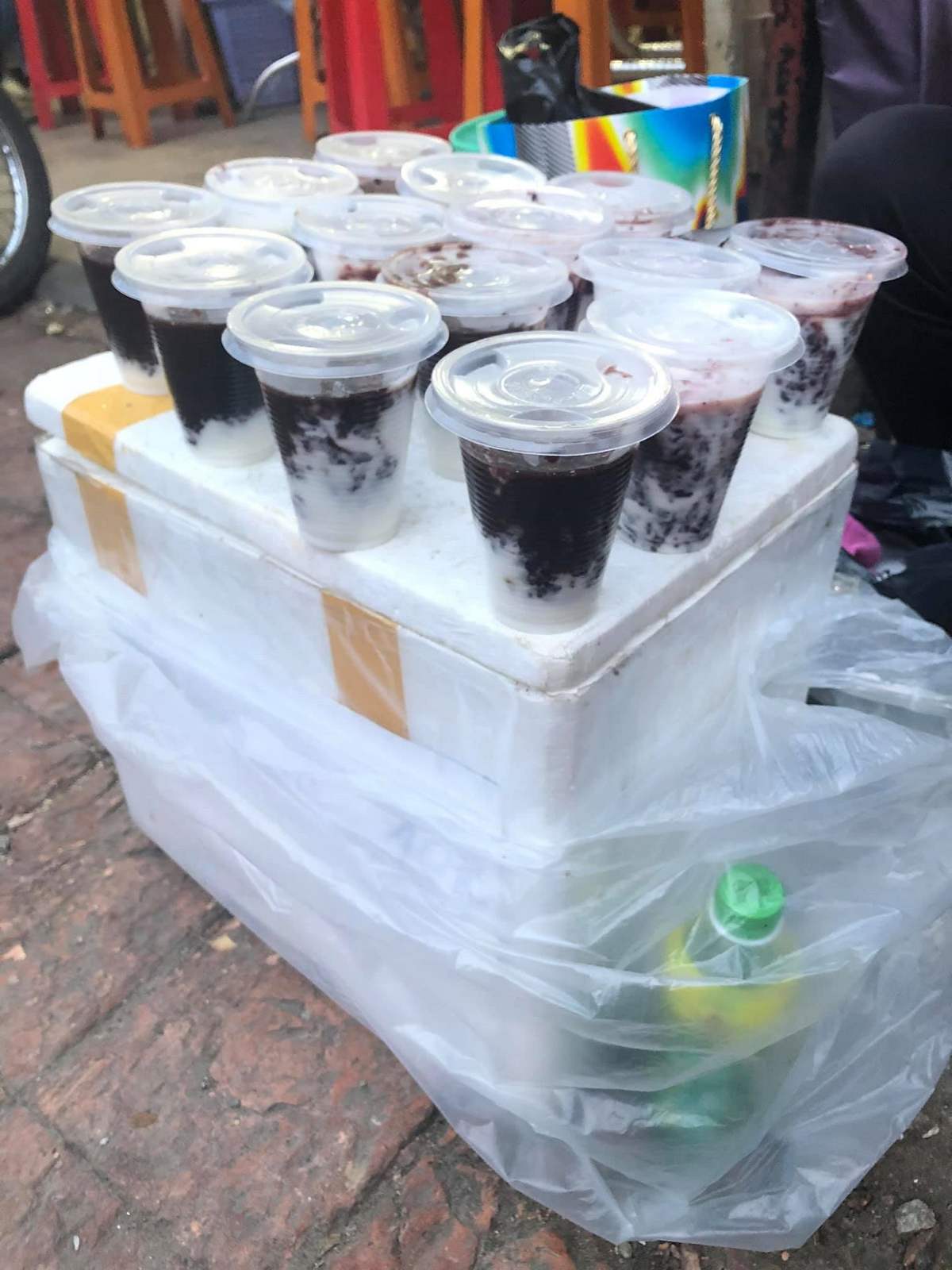 Black sticky rice yogurt shop on the sidewalk 10k - Super delicious and cheap grandmother brand black sticky rice yogurt in Da Lat 5