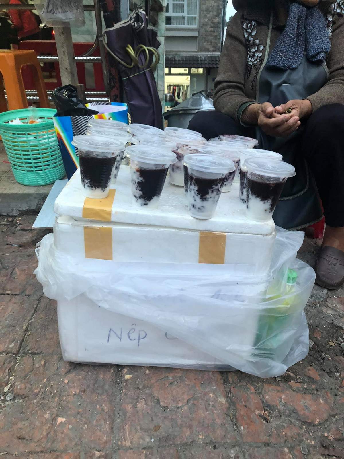 Black sticky rice yogurt shop on the sidewalk 10k – Super delicious and cheap grandma brand black sticky rice yogurt in Da Lat 6