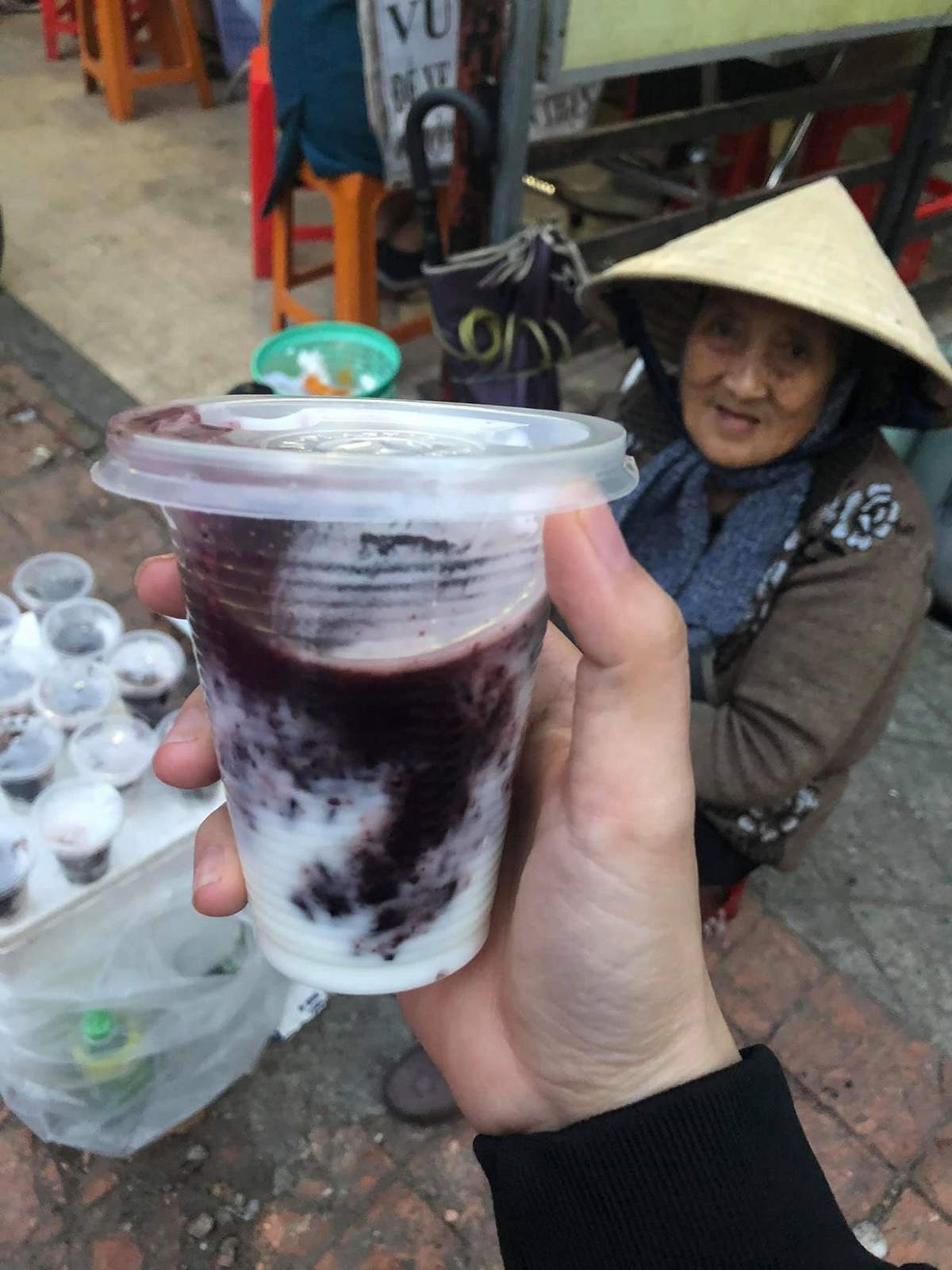 Black sticky rice yogurt shop on the sidewalk 10k – Super delicious and cheap grandmother brand black sticky rice yogurt in Da Lat 7