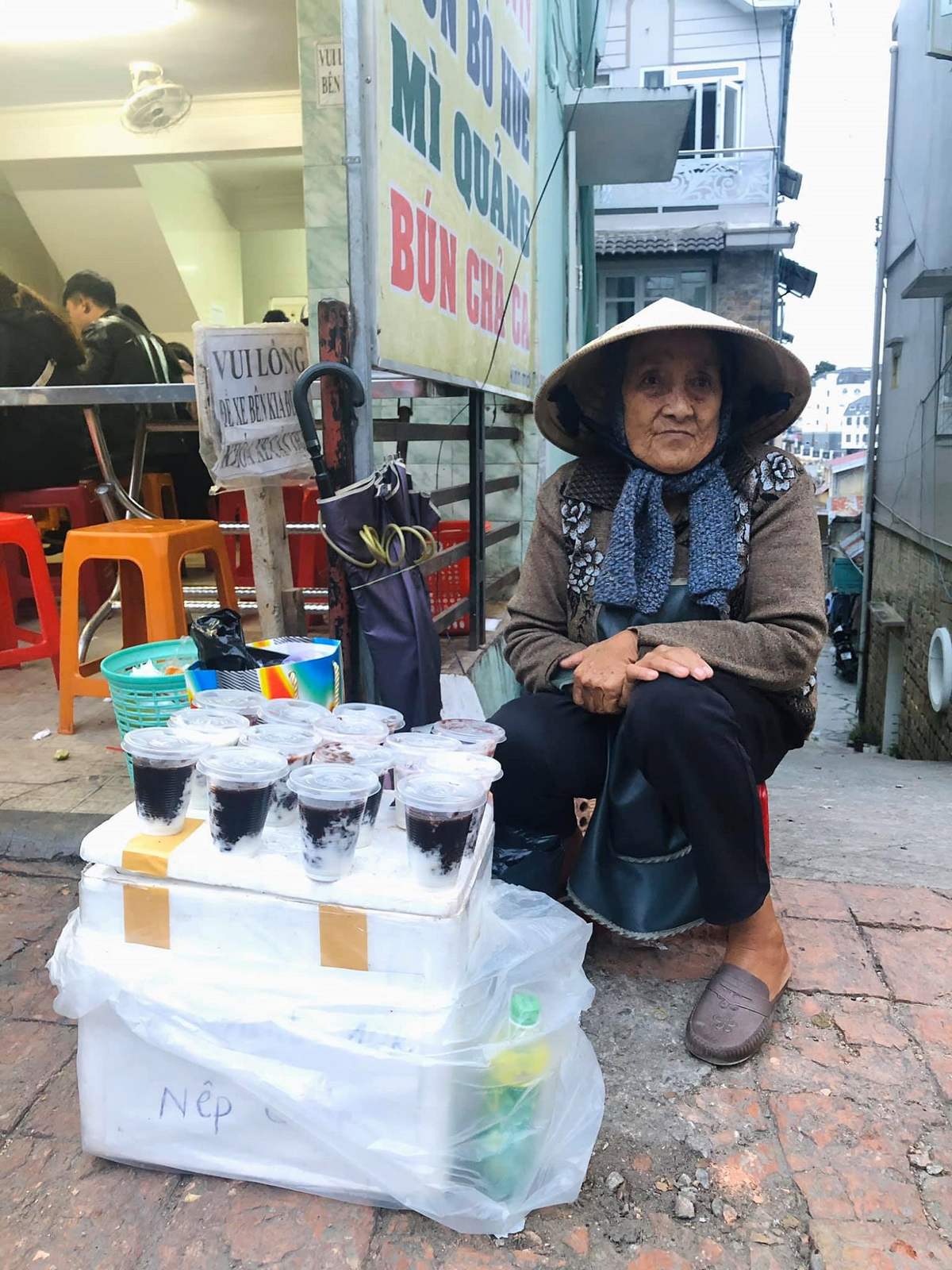 Black sticky rice yogurt shop on the sidewalk 10k – Super delicious and cheap grandma brand black sticky rice yogurt in Da Lat 8