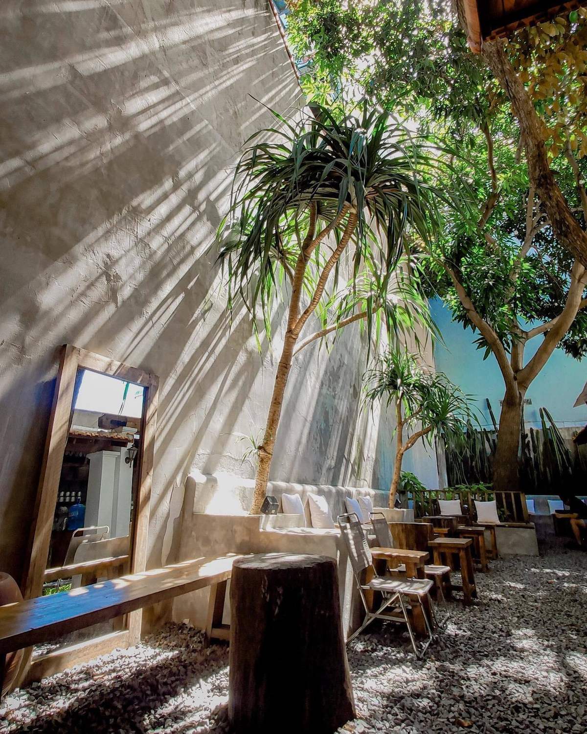 ADOR Coffee - Relaxing meeting place for tired feet 2