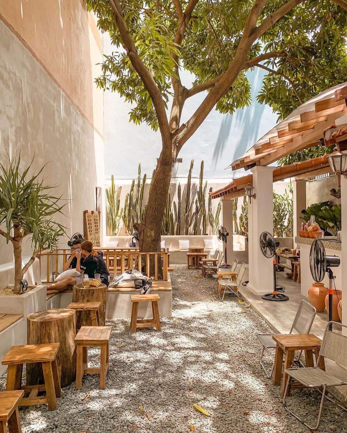 ADOR Coffee - Relaxing meeting place for tired feet 3