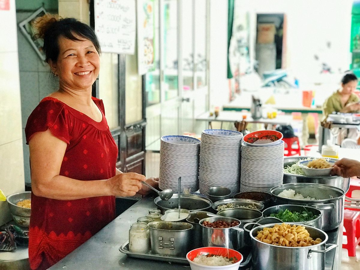 Anyone who goes to Hue should immediately stop by the delicious mussel noodle shops that are famous everywhere