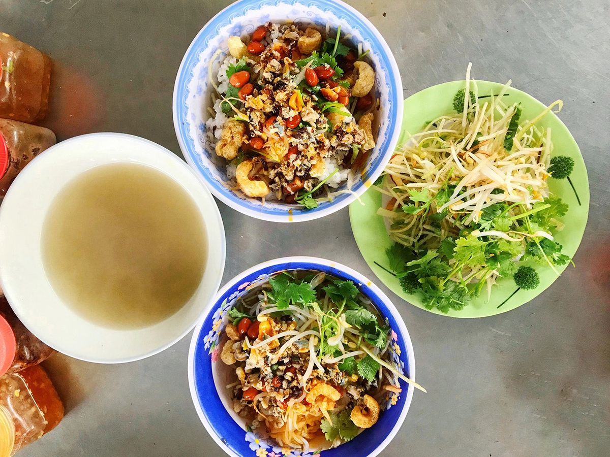 Anyone who goes to Hue should immediately stop by the delicious mussel noodle shops that are famous everywhere 3