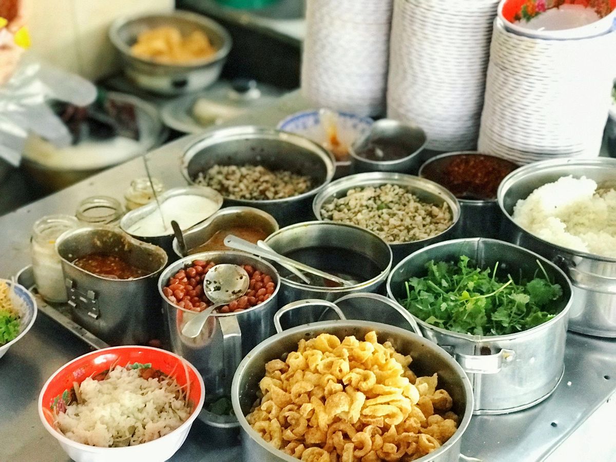 Anyone who goes to Hue should immediately stop by the delicious mussel noodle shops that are famous everywhere 4