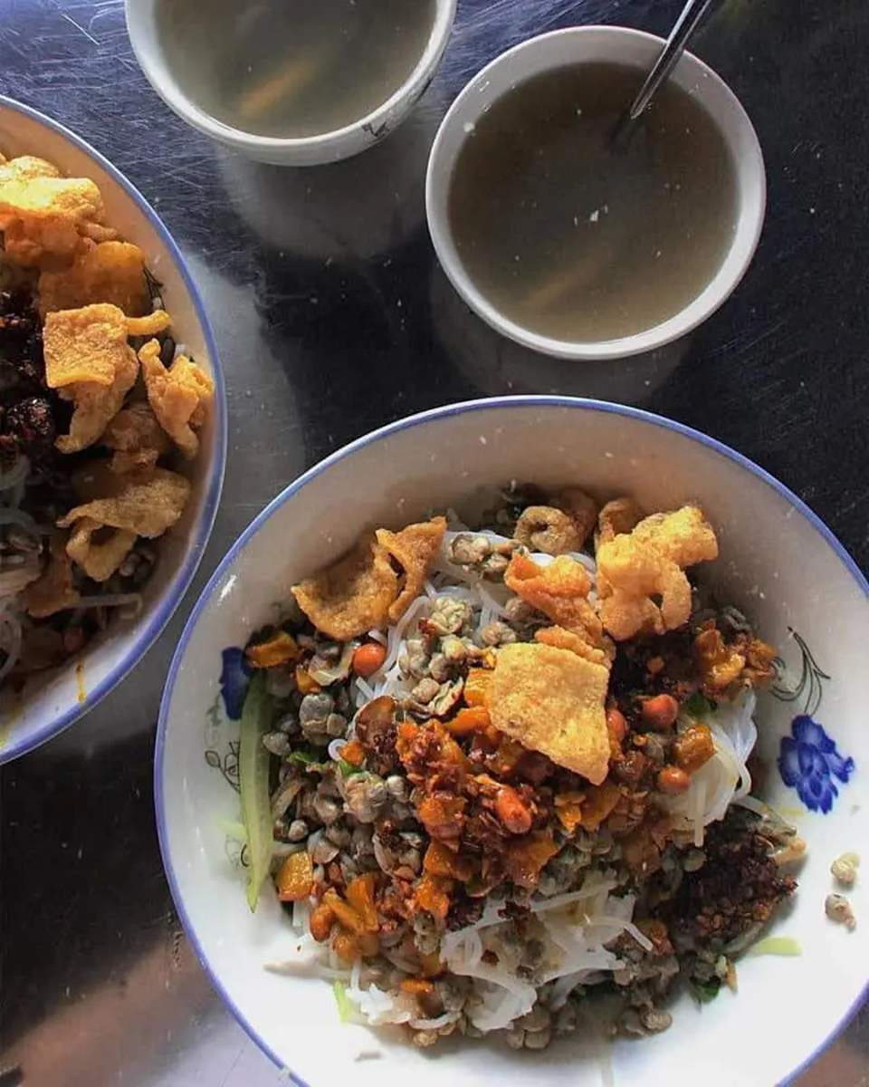 Anyone who goes to Hue should immediately stop by the delicious mussel noodle shops that are famous everywhere