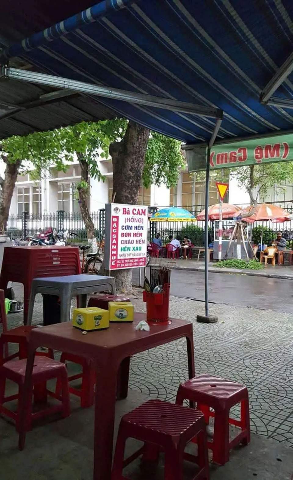 Anyone who goes to Hue should immediately stop by the delicious mussel noodle shops that are famous everywhere