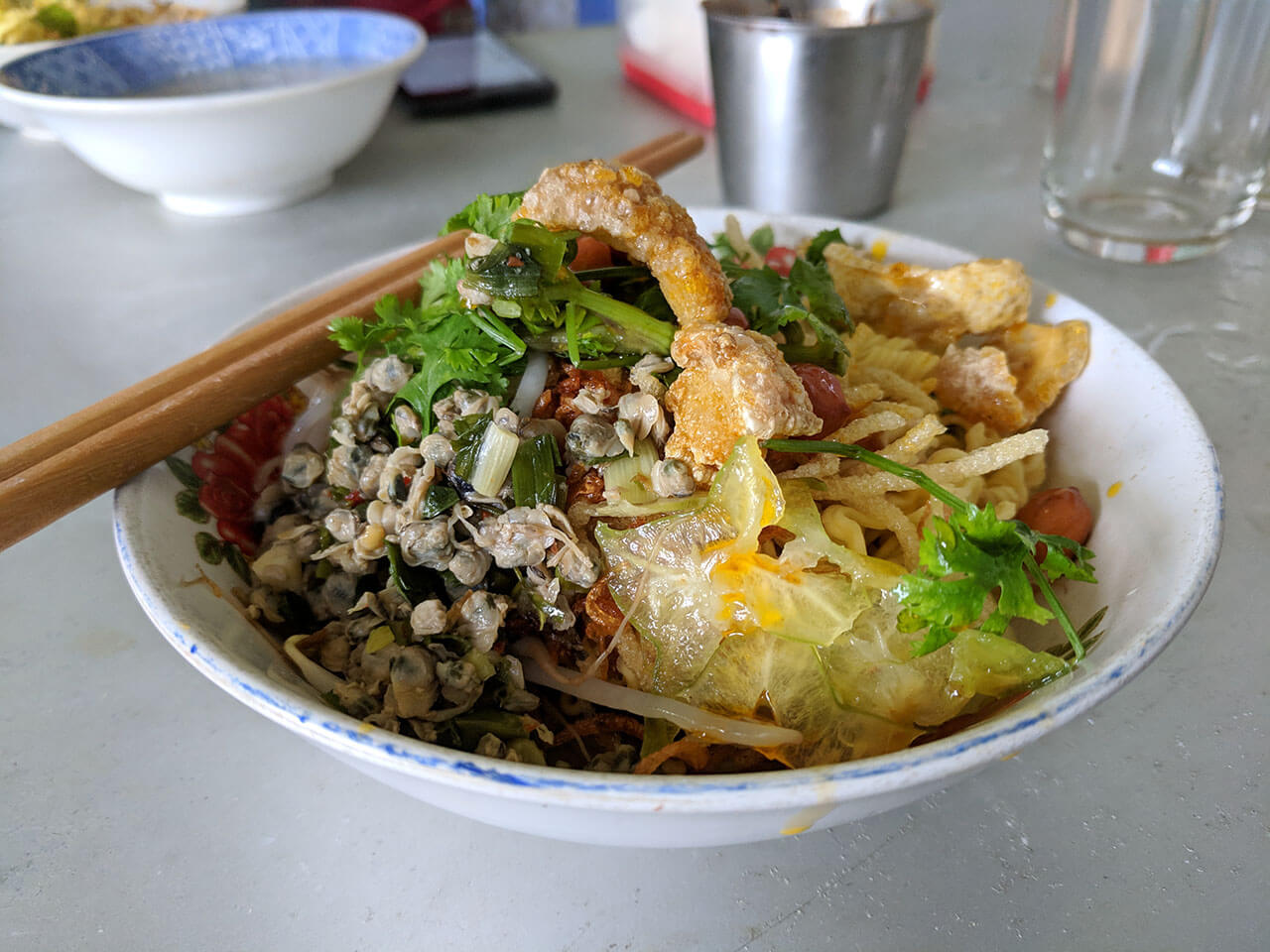 Anyone who goes to Hue should immediately stop by the delicious mussel noodle shops that are famous everywhere