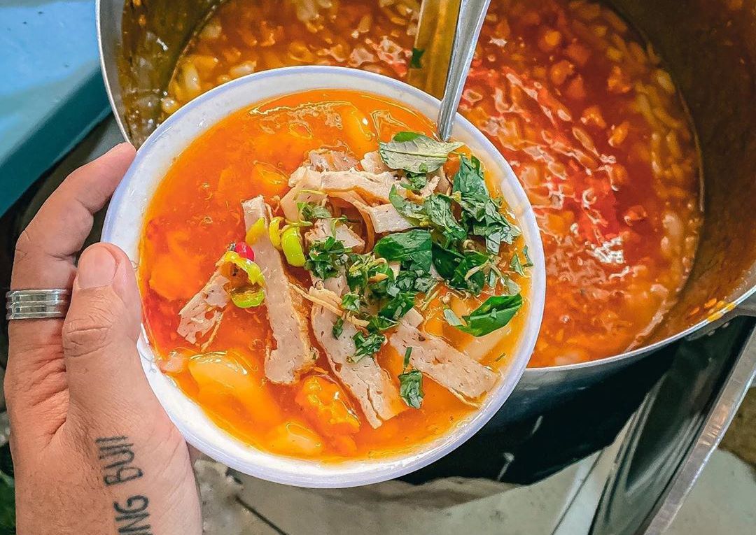 Nam Pho noodle soup - A specialty that attracts tourists when coming to Hue 6
