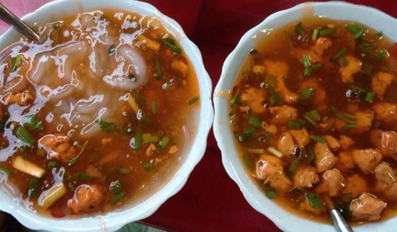 Nam Pho noodle soup - A specialty that attracts tourists when coming to Hue 8