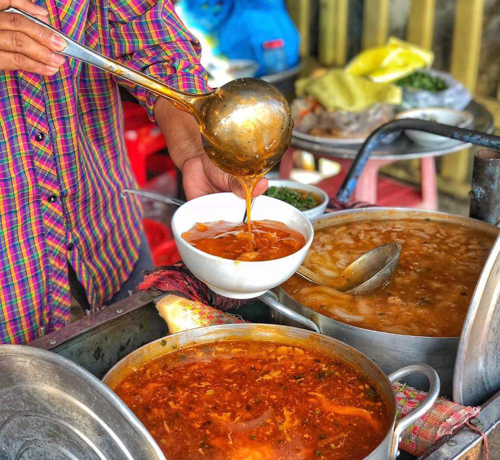 Nam Pho noodle soup - A specialty that attracts tourists when coming to Hue 9