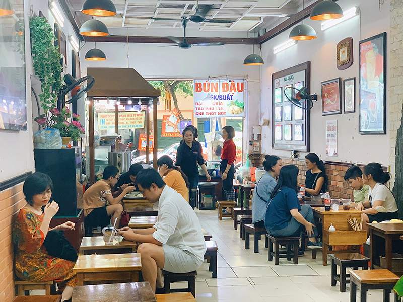 Ba Hoanh's Banh Cuon, a hundred-year-old restaurant in the heart of the capital 11
