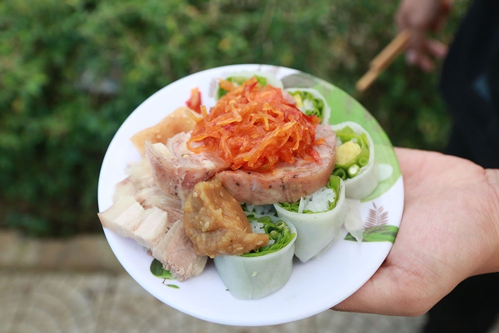 Sour shrimp rolls - Hue royal delicacy in simple, rustic dishes 8