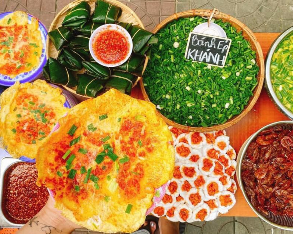Pressed cake - Hue's strange dish captivates many diners 4