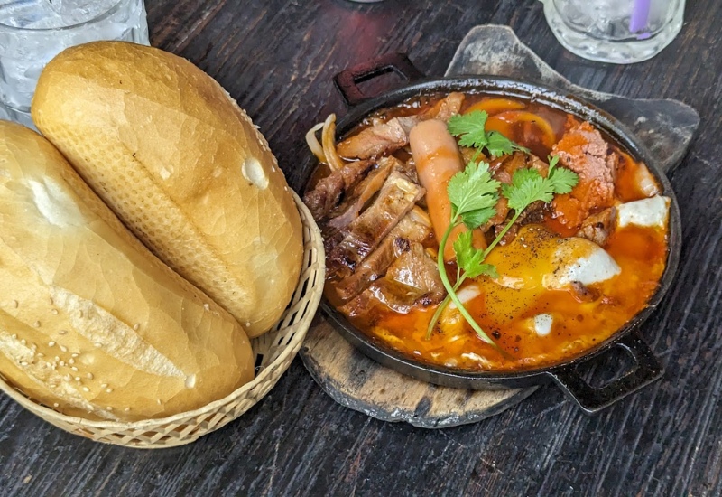 Top 9 famous and delicious Saigon bread shops 7