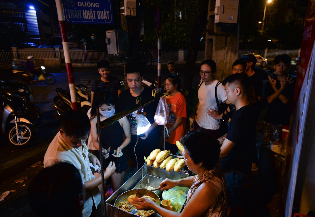 Hanoi People's Bread: Extremely queuing but still crowded with buyers 9
