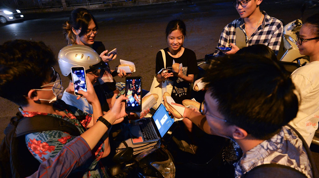 Hanoi People's Bread: Extremely queuing but still crowded with buyers 8