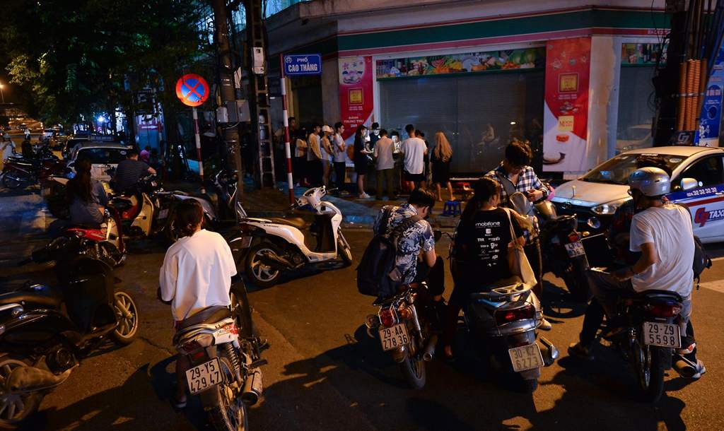Hanoi People's Bread: Extremely queuing but still crowded with buyers 3