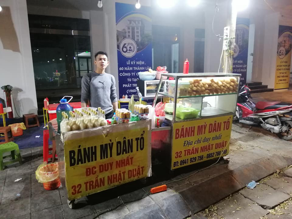 Hanoi People's Bread: Queuing is miserable but still crowded with buyers 2