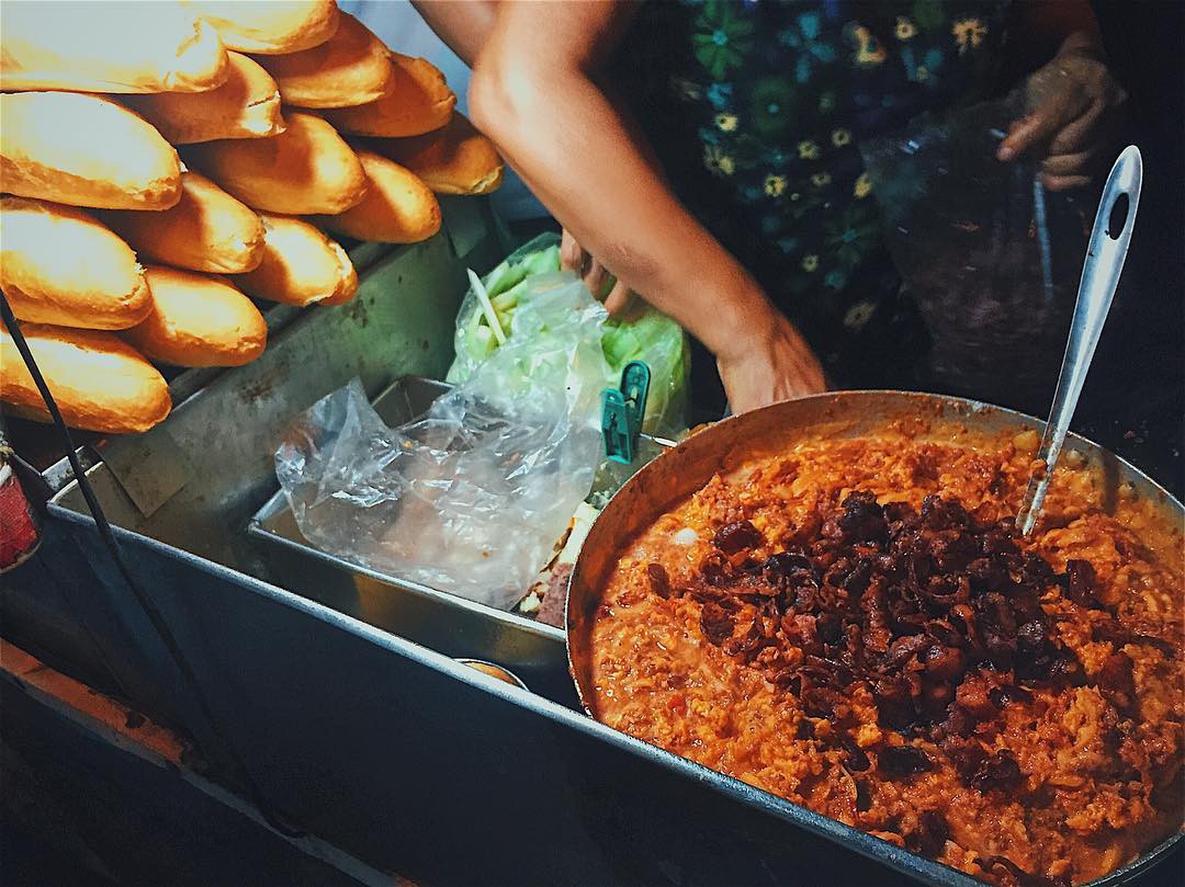 Hanoi People's Bread: Extremely queuing but still crowded with buyers 7