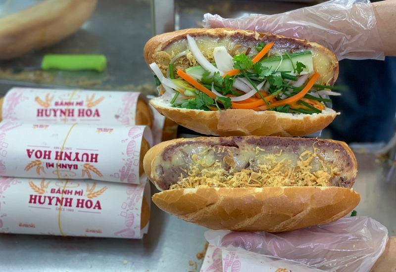 Top 9 famous and delicious Saigon bread shops 4