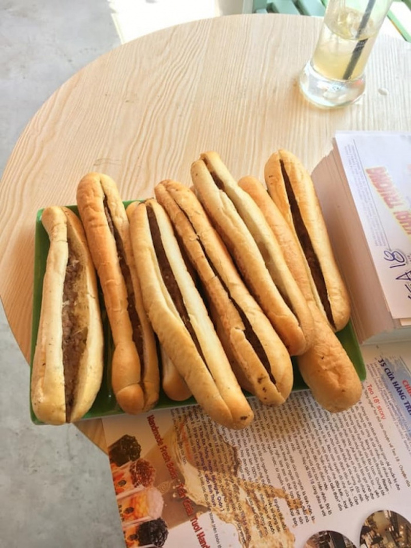 Hunt for 10 famous banh mi shops in Da Nang that are addictive to eat 9