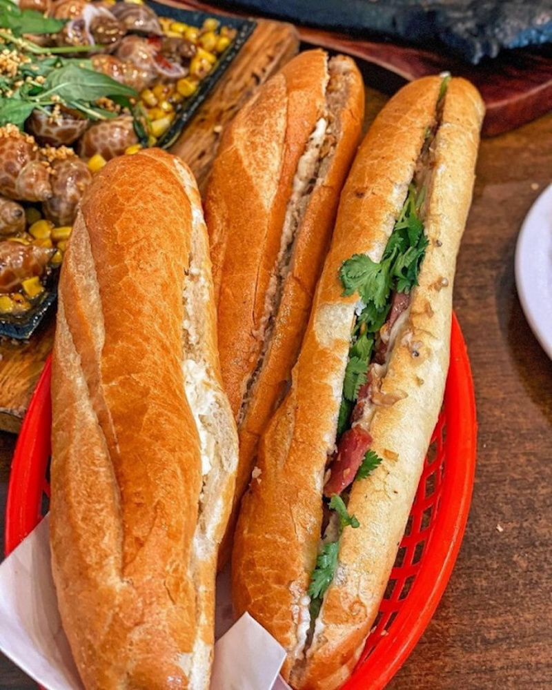 Hunt for 10 famous banh mi shops in Da Nang that are addictive to eat 4