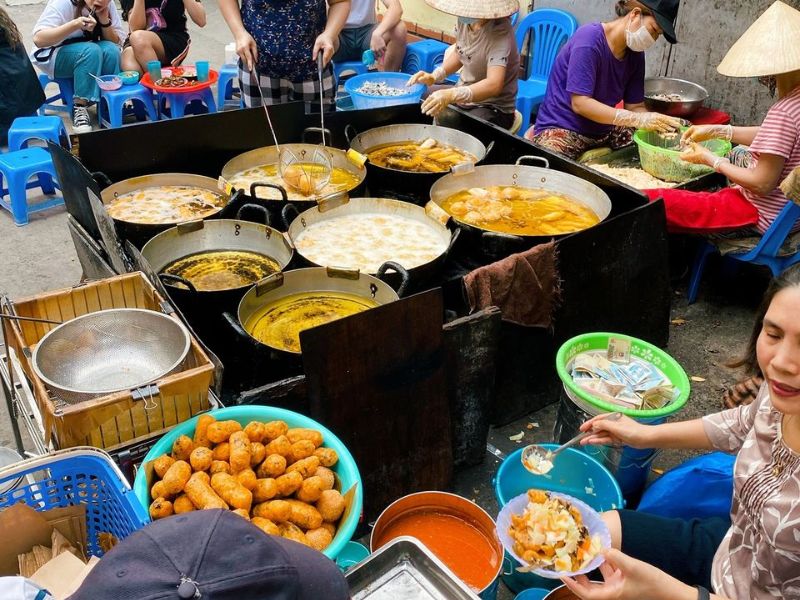 Hanoi salty donuts, a simple delicious dish that attracts many people 2