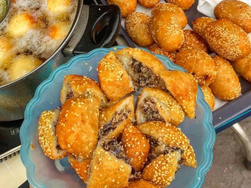 Hanoi salty donuts, a simple delicacy that attracts many people 11